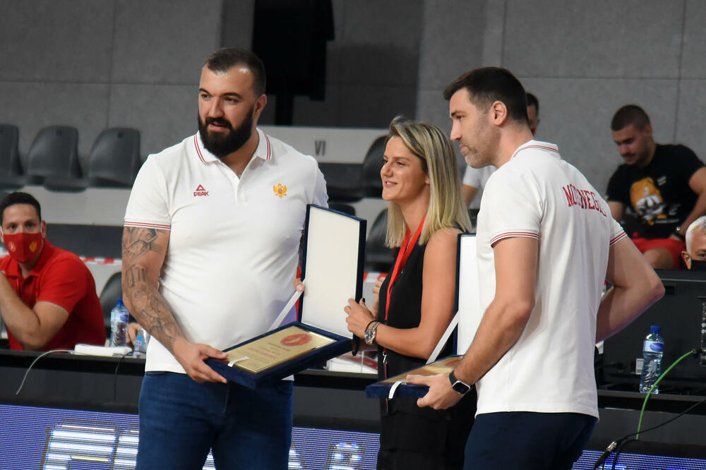 Nikola Peković je uručio zahvalnice Jeleni Dubljević i Blagoti Sekuliću, Foto: Boris Pejović