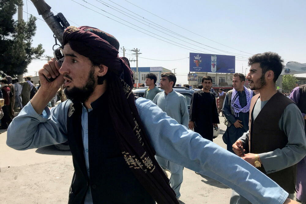 Pripadnik talibanskih snaga kod međunarodnog aerodroma u Kabulu, Foto: Rojters