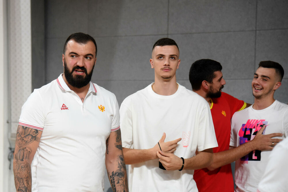 Simonović (desno) sa predsjednikom Košarkaškog saveza Crne Gore, Nikolom Pekovićem, Foto: Boris Pejović