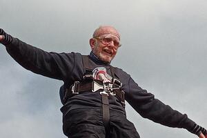 Osamdesetogodišnjak hodao po krilima aviona zbog preminule supruge