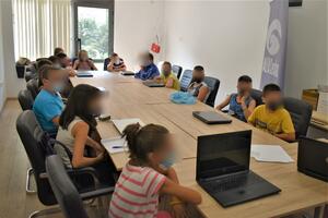 Nikšić: Ljetnja škola računarstva za 40 mališana iz socijalno...
