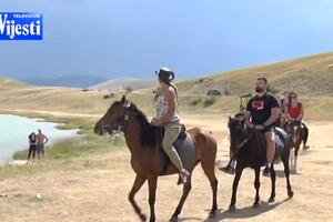 Mladi par sa Žabljaka na Durmitor dovodi brojne turiste