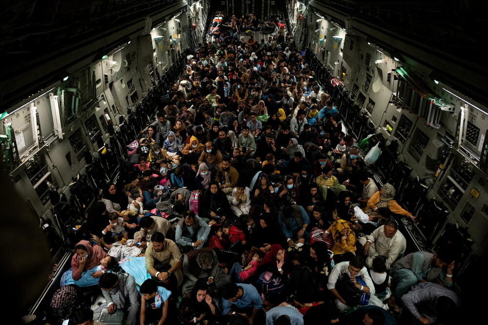 Osobe evakuisane iz Avganistana u američkom vojnom avionu, Foto: Rojters