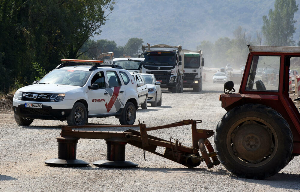 <p>Tokom blokade puta nijesu dozvoljavali prolaz ni građevinskim mašinama izvođača radova, zbog čega je bilo negodavanja, ali je protest prošao bez incidenata</p>  <div contenteditable="false" tabindex="-1"> </div>