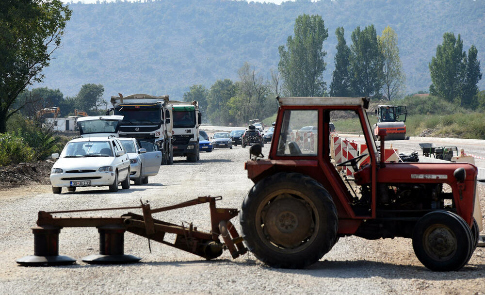<p>Tokom blokade puta nijesu dozvoljavali prolaz ni građevinskim mašinama izvođača radova, zbog čega je bilo negodavanja, ali je protest prošao bez incidenata</p>  <div contenteditable="false" tabindex="-1"> </div>