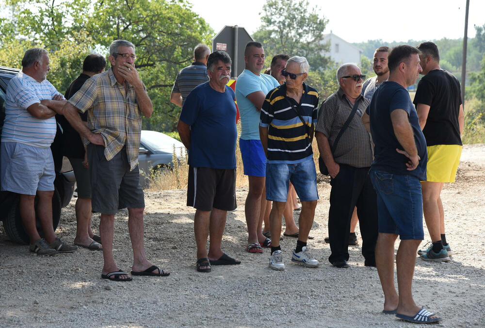 <p>Tokom blokade puta nijesu dozvoljavali prolaz ni građevinskim mašinama izvođača radova, zbog čega je bilo negodavanja, ali je protest prošao bez incidenata</p>  <div contenteditable="false" tabindex="-1"> </div>