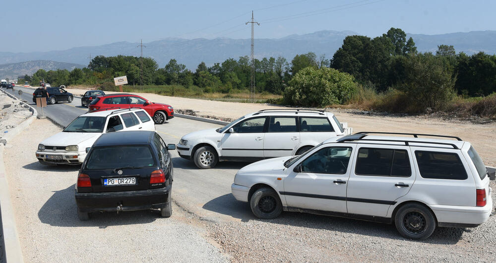 <p>Tokom blokade puta nijesu dozvoljavali prolaz ni građevinskim mašinama izvođača radova, zbog čega je bilo negodavanja, ali je protest prošao bez incidenata</p>  <div contenteditable="false" tabindex="-1"> </div>