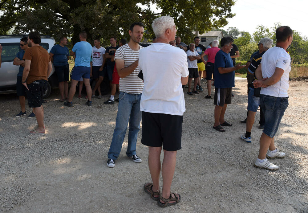 <p>Tokom blokade puta nijesu dozvoljavali prolaz ni građevinskim mašinama izvođača radova, zbog čega je bilo negodavanja, ali je protest prošao bez incidenata</p>  <div contenteditable="false" tabindex="-1"> </div>