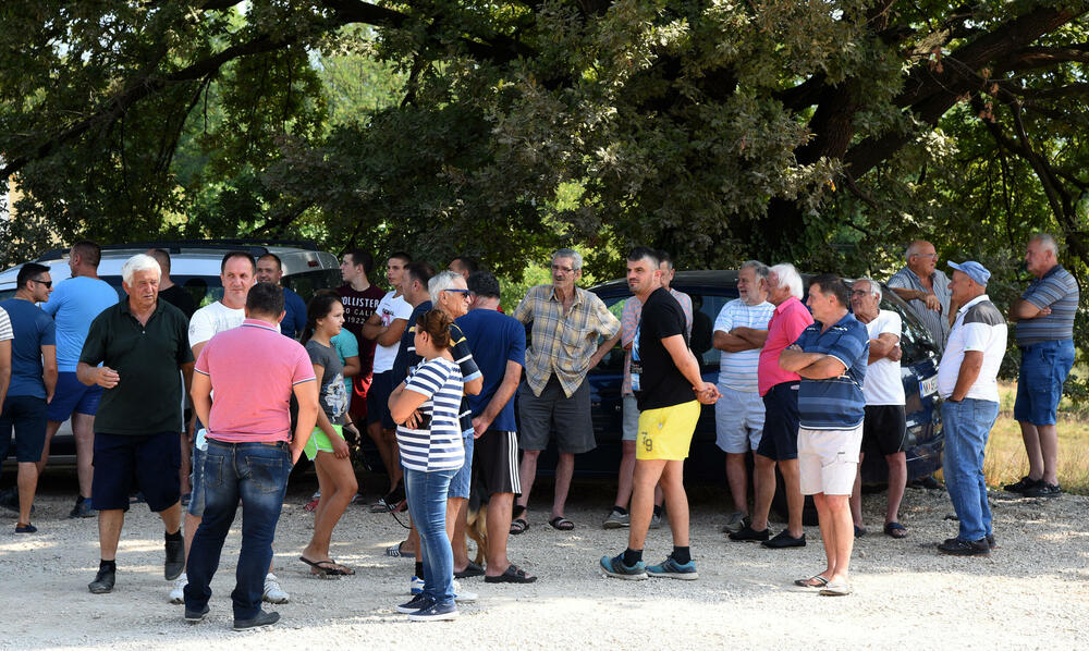 <p>Tokom blokade puta nijesu dozvoljavali prolaz ni građevinskim mašinama izvođača radova, zbog čega je bilo negodavanja, ali je protest prošao bez incidenata</p>  <div contenteditable="false" tabindex="-1"> </div>