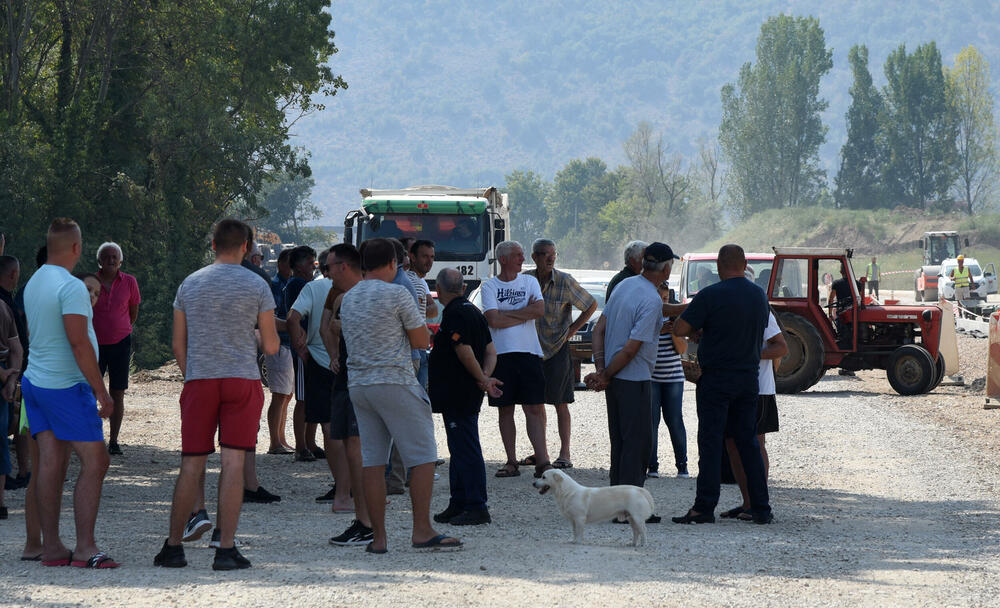 <p>Tokom blokade puta nijesu dozvoljavali prolaz ni građevinskim mašinama izvođača radova, zbog čega je bilo negodavanja, ali je protest prošao bez incidenata</p>  <div contenteditable="false" tabindex="-1"> </div>