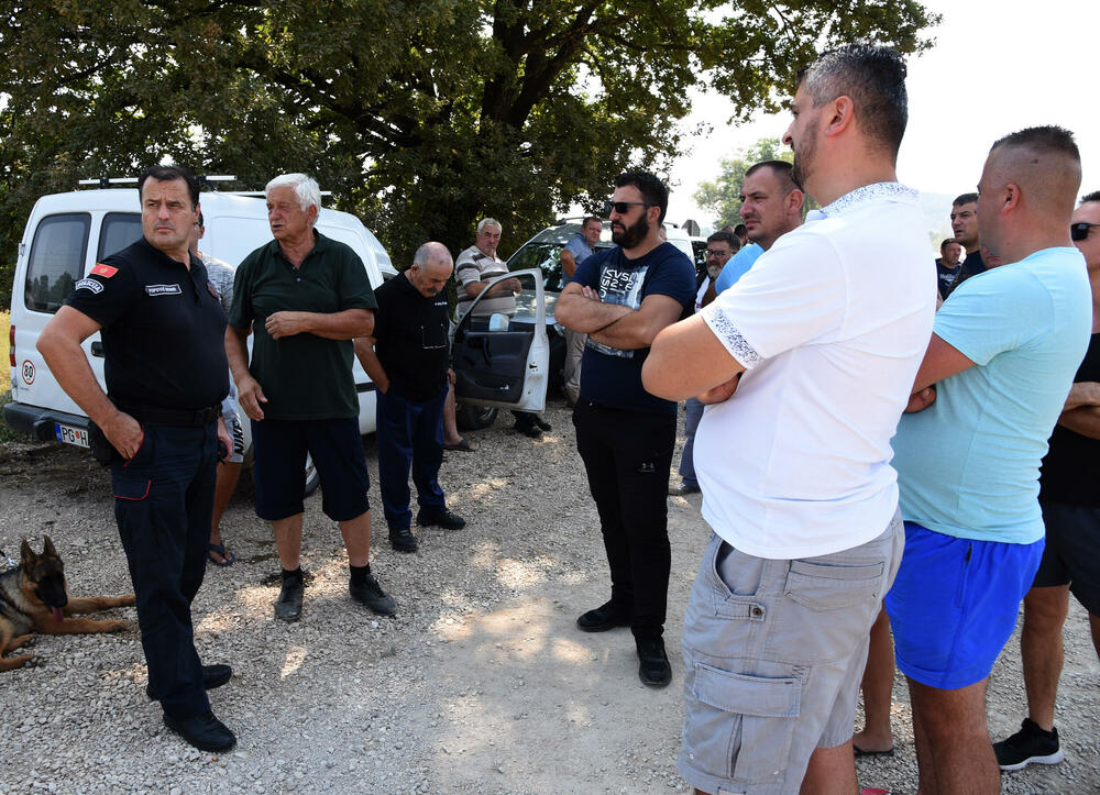 <p>Tokom blokade puta nijesu dozvoljavali prolaz ni građevinskim mašinama izvođača radova, zbog čega je bilo negodavanja, ali je protest prošao bez incidenata</p>  <div contenteditable="false" tabindex="-1"> </div>