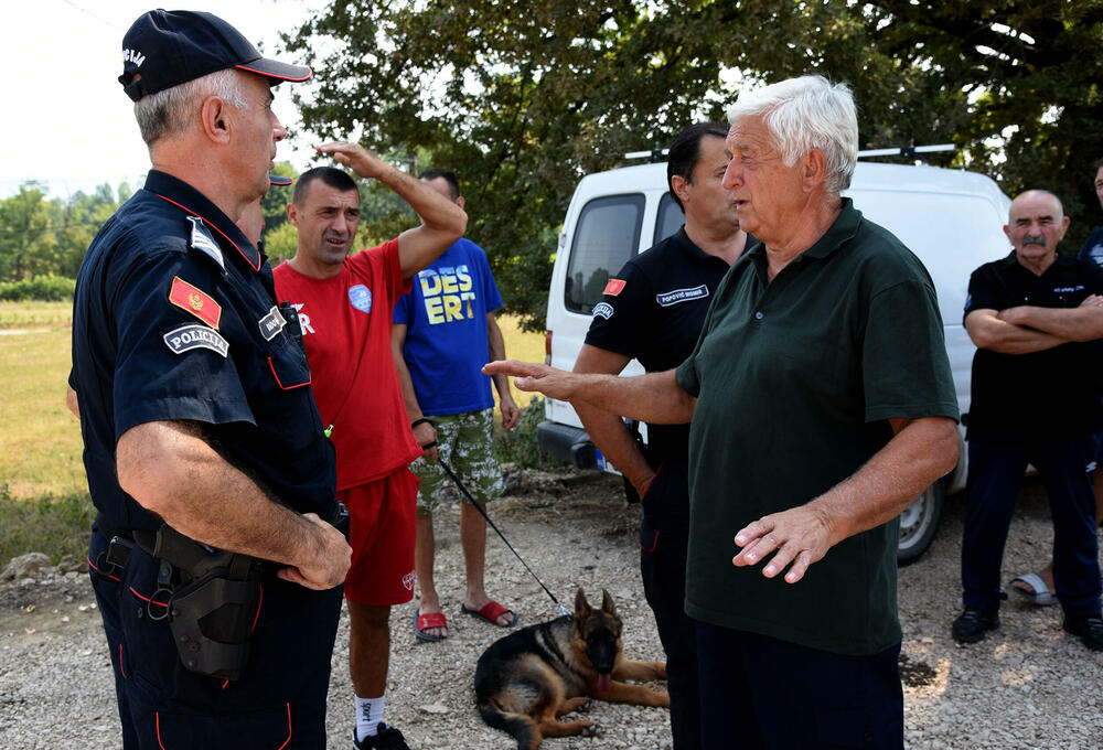 <p>Tokom blokade puta nijesu dozvoljavali prolaz ni građevinskim mašinama izvođača radova, zbog čega je bilo negodavanja, ali je protest prošao bez incidenata</p>  <div contenteditable="false" tabindex="-1"> </div>