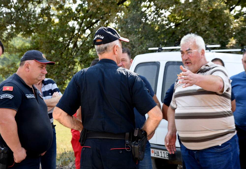 <p>Tokom blokade puta nijesu dozvoljavali prolaz ni građevinskim mašinama izvođača radova, zbog čega je bilo negodavanja, ali je protest prošao bez incidenata</p>  <div contenteditable="false" tabindex="-1"> </div>