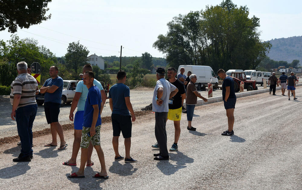 <p>Tokom blokade puta nijesu dozvoljavali prolaz ni građevinskim mašinama izvođača radova, zbog čega je bilo negodavanja, ali je protest prošao bez incidenata</p>  <div contenteditable="false" tabindex="-1"> </div>