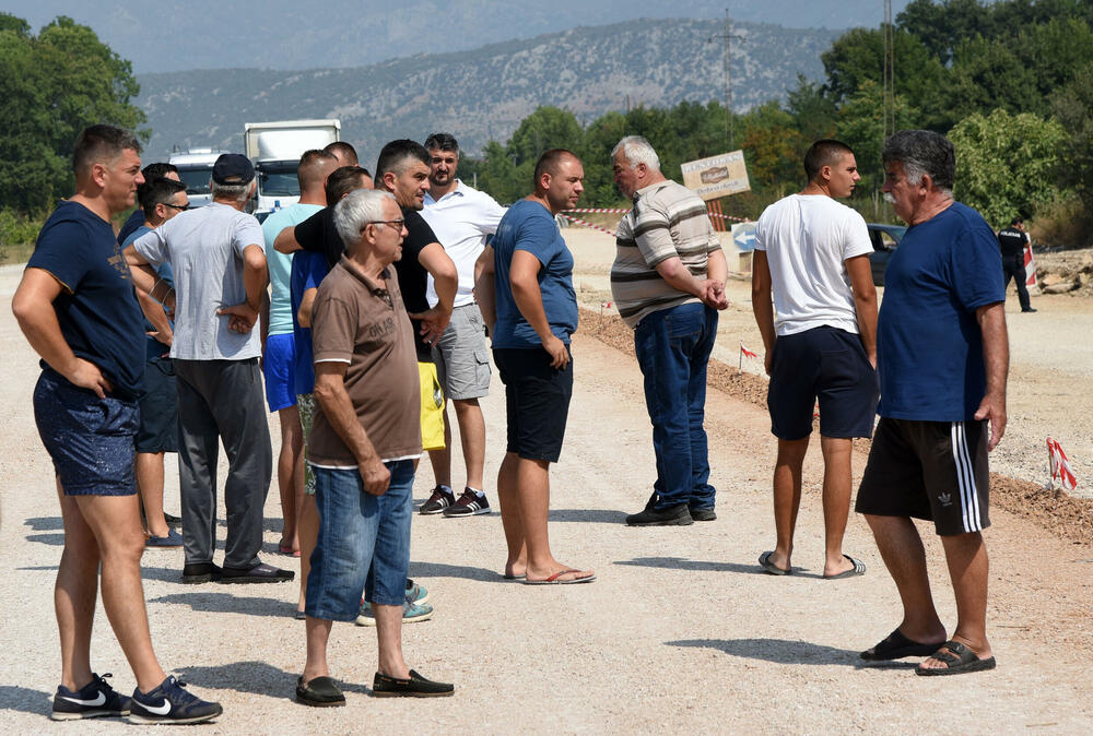 <p>Tokom blokade puta nijesu dozvoljavali prolaz ni građevinskim mašinama izvođača radova, zbog čega je bilo negodavanja, ali je protest prošao bez incidenata</p>  <div contenteditable="false" tabindex="-1"> </div>
