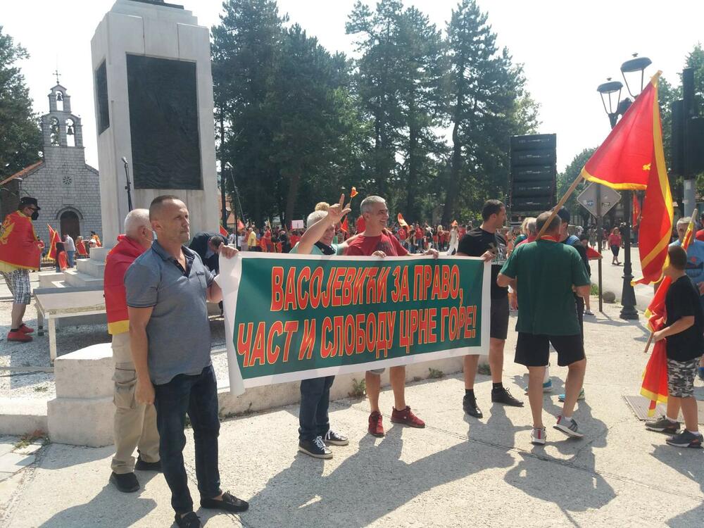 <p>Protest zbog najavljenog ustoličenja vladike Joanikija za mitropolita crnogorsko-primorskog, održan je danas na Cetinju. Ustoličenje Joanikija najavljeno je za 5. septembar u Cetinjskom manastiru.</p>