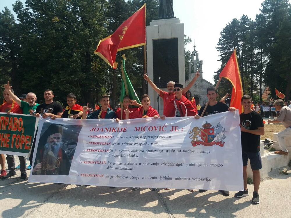 <p>Protest zbog najavljenog ustoličenja vladike Joanikija za mitropolita crnogorsko-primorskog, održan je danas na Cetinju. Ustoličenje Joanikija najavljeno je za 5. septembar u Cetinjskom manastiru.</p>