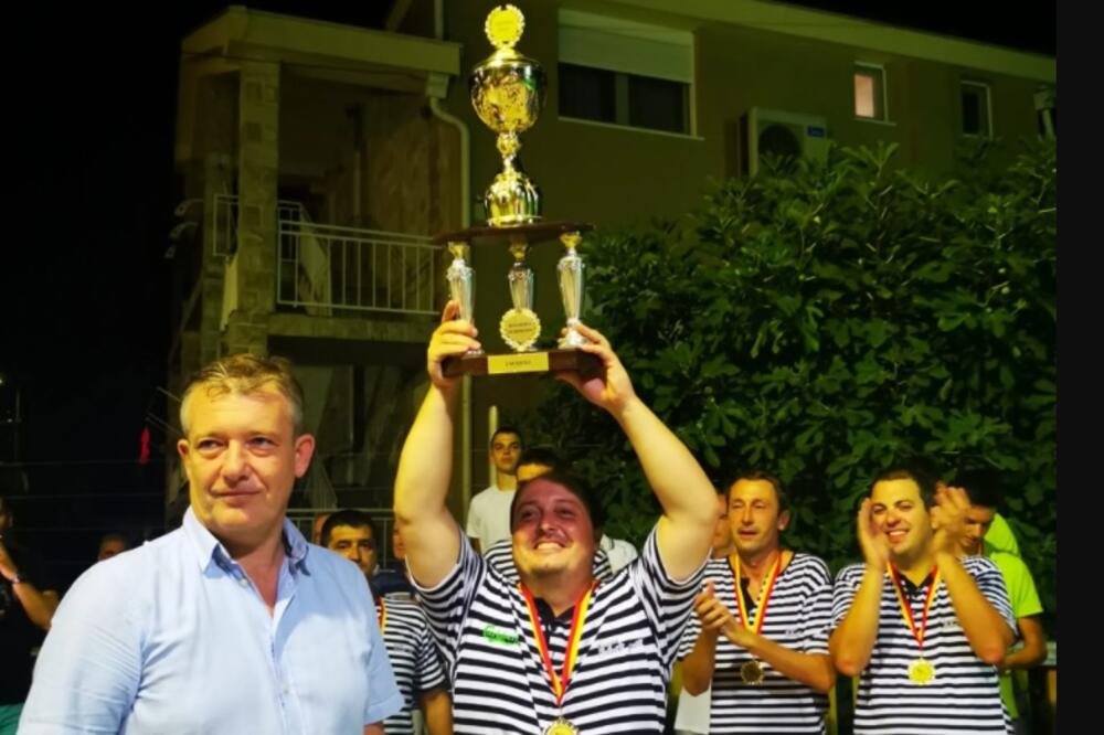 Petković je uručio pehar kapitenu "Bokeških Gušta", Foto: Dragan Redžo