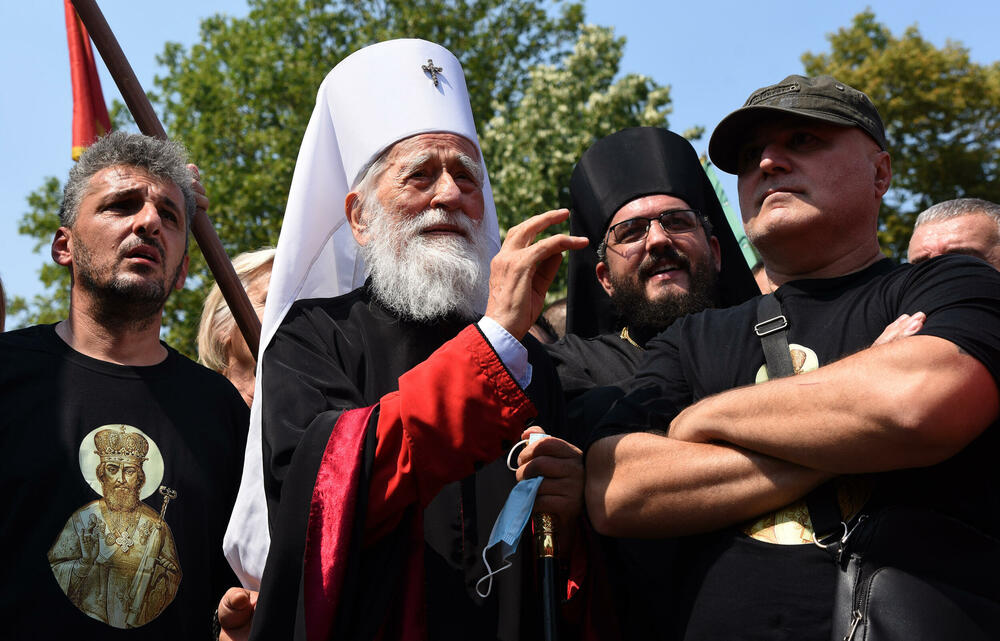 <p>Na Cetinju je danas održan protest protiv ustoličenja vladike Joanikija za mitropolita crnogorsko-primorskog. Ustoličenje Joanikija najavljeno je za 5. septembar u Cetinjskom manastiru. U galeriji fotoreportera Vijesti, Luke Zekovića pogledajte kako je bilo na protestu.</p>