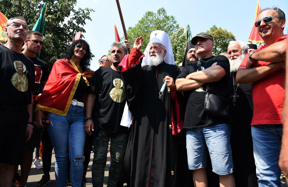 <p>Na Cetinju je danas održan protest protiv ustoličenja vladike Joanikija za mitropolita crnogorsko-primorskog. Ustoličenje Joanikija najavljeno je za 5. septembar u Cetinjskom manastiru. U galeriji fotoreportera Vijesti, Luke Zekovića pogledajte kako je bilo na protestu.</p>