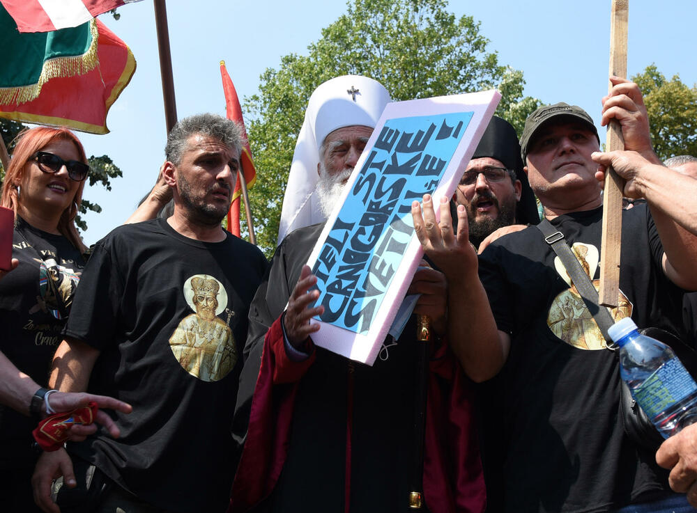 <p>Na Cetinju je danas održan protest protiv ustoličenja vladike Joanikija za mitropolita crnogorsko-primorskog. Ustoličenje Joanikija najavljeno je za 5. septembar u Cetinjskom manastiru. U galeriji fotoreportera Vijesti, Luke Zekovića pogledajte kako je bilo na protestu.</p>