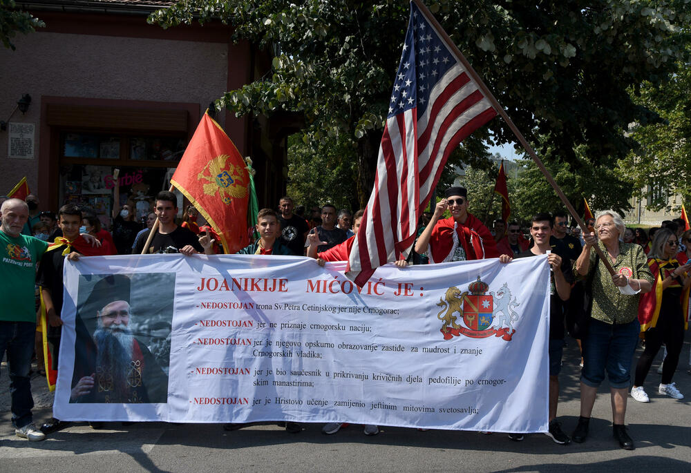 <p>Na Cetinju je danas održan protest protiv ustoličenja vladike Joanikija za mitropolita crnogorsko-primorskog. Ustoličenje Joanikija najavljeno je za 5. septembar u Cetinjskom manastiru. U galeriji fotoreportera Vijesti, Luke Zekovića pogledajte kako je bilo na protestu.</p>