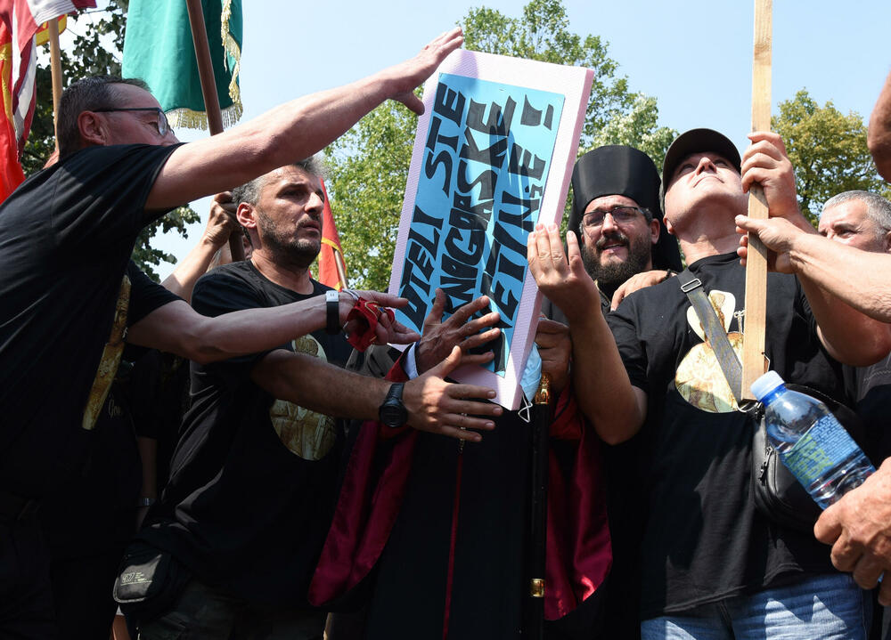 <p>Na Cetinju je danas održan protest protiv ustoličenja vladike Joanikija za mitropolita crnogorsko-primorskog. Ustoličenje Joanikija najavljeno je za 5. septembar u Cetinjskom manastiru. U galeriji fotoreportera Vijesti, Luke Zekovića pogledajte kako je bilo na protestu.</p>