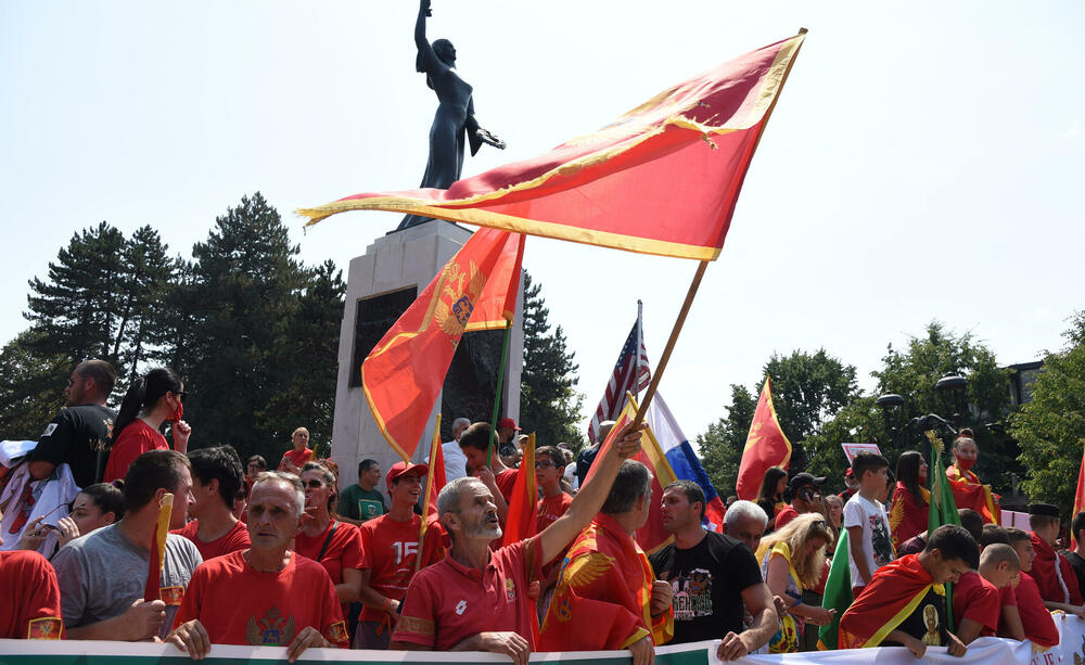 <p>Na Cetinju je danas održan protest protiv ustoličenja vladike Joanikija za mitropolita crnogorsko-primorskog. Ustoličenje Joanikija najavljeno je za 5. septembar u Cetinjskom manastiru. U galeriji fotoreportera Vijesti, Luke Zekovića pogledajte kako je bilo na protestu.</p>