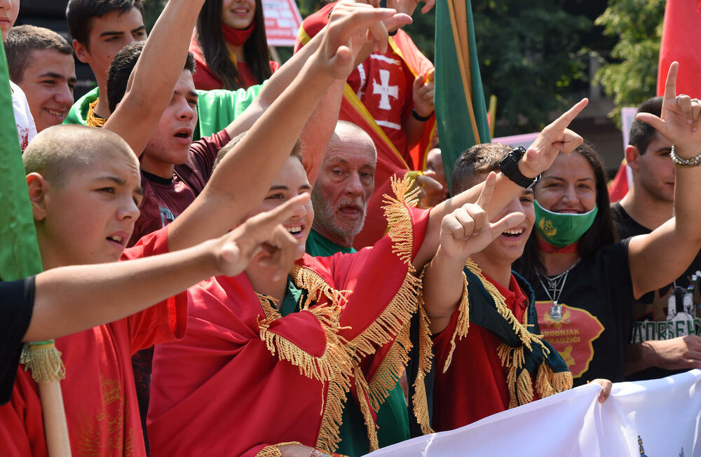<p>Na Cetinju je danas održan protest protiv ustoličenja vladike Joanikija za mitropolita crnogorsko-primorskog. Ustoličenje Joanikija najavljeno je za 5. septembar u Cetinjskom manastiru. U galeriji fotoreportera Vijesti, Luke Zekovića pogledajte kako je bilo na protestu.</p>