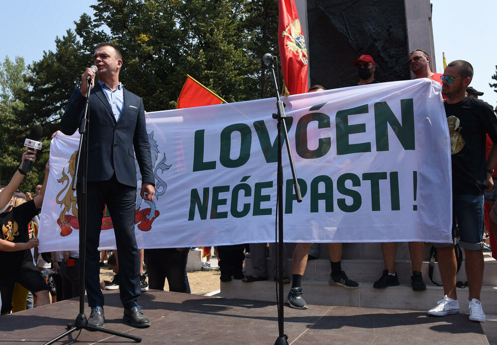 <p>Na Cetinju je danas održan protest protiv ustoličenja vladike Joanikija za mitropolita crnogorsko-primorskog. Ustoličenje Joanikija najavljeno je za 5. septembar u Cetinjskom manastiru. U galeriji fotoreportera Vijesti, Luke Zekovića pogledajte kako je bilo na protestu.</p>