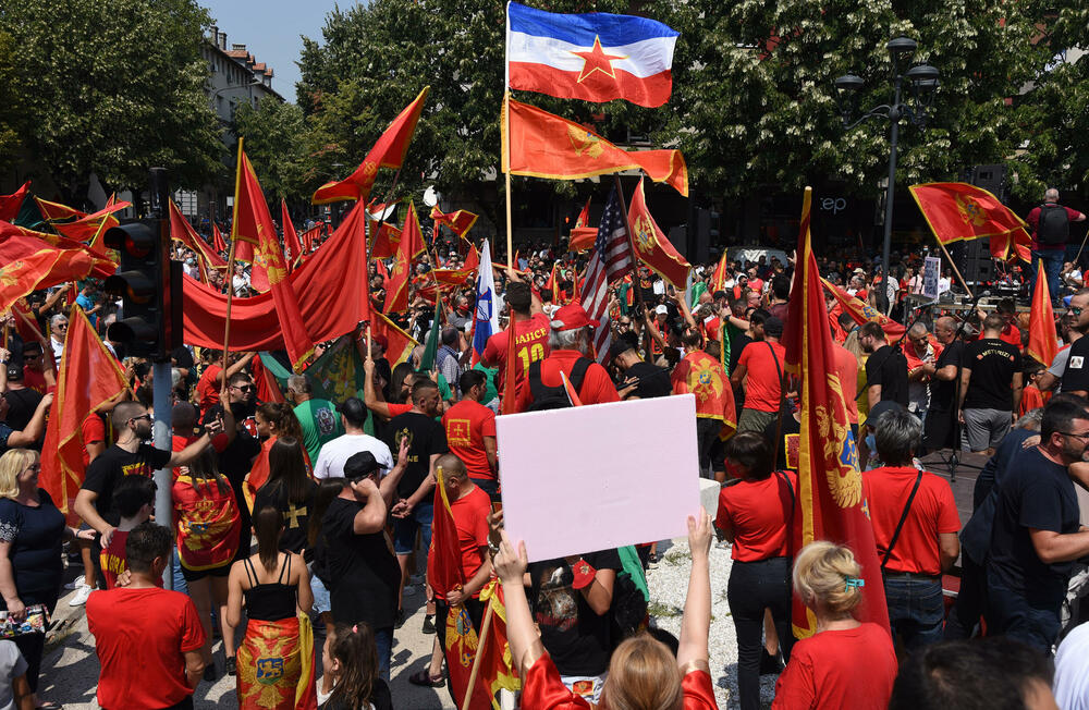 <p>Na Cetinju je danas održan protest protiv ustoličenja vladike Joanikija za mitropolita crnogorsko-primorskog. Ustoličenje Joanikija najavljeno je za 5. septembar u Cetinjskom manastiru. U galeriji fotoreportera Vijesti, Luke Zekovića pogledajte kako je bilo na protestu.</p>