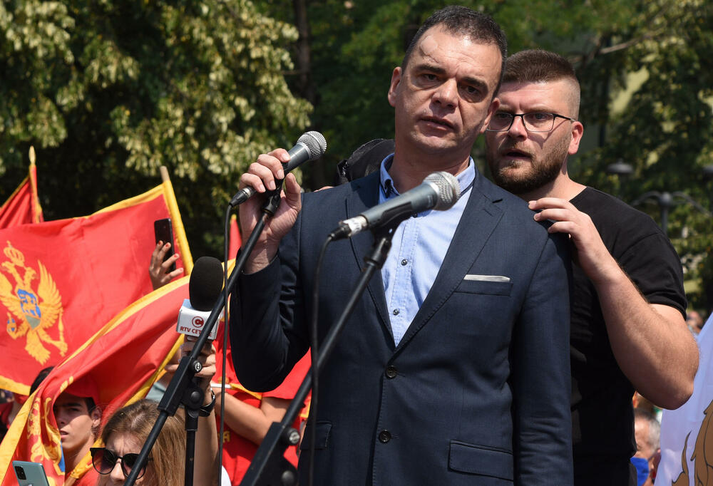 <p>Na Cetinju je danas održan protest protiv ustoličenja vladike Joanikija za mitropolita crnogorsko-primorskog. Ustoličenje Joanikija najavljeno je za 5. septembar u Cetinjskom manastiru. U galeriji fotoreportera Vijesti, Luke Zekovića pogledajte kako je bilo na protestu.</p>