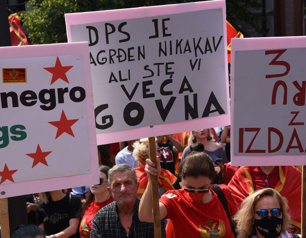 <p>Na Cetinju je danas održan protest protiv ustoličenja vladike Joanikija za mitropolita crnogorsko-primorskog. Ustoličenje Joanikija najavljeno je za 5. septembar u Cetinjskom manastiru. U galeriji fotoreportera Vijesti, Luke Zekovića pogledajte kako je bilo na protestu.</p>