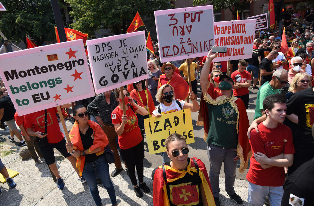 <p>Na Cetinju je danas održan protest protiv ustoličenja vladike Joanikija za mitropolita crnogorsko-primorskog. Ustoličenje Joanikija najavljeno je za 5. septembar u Cetinjskom manastiru. U galeriji fotoreportera Vijesti, Luke Zekovića pogledajte kako je bilo na protestu.</p>