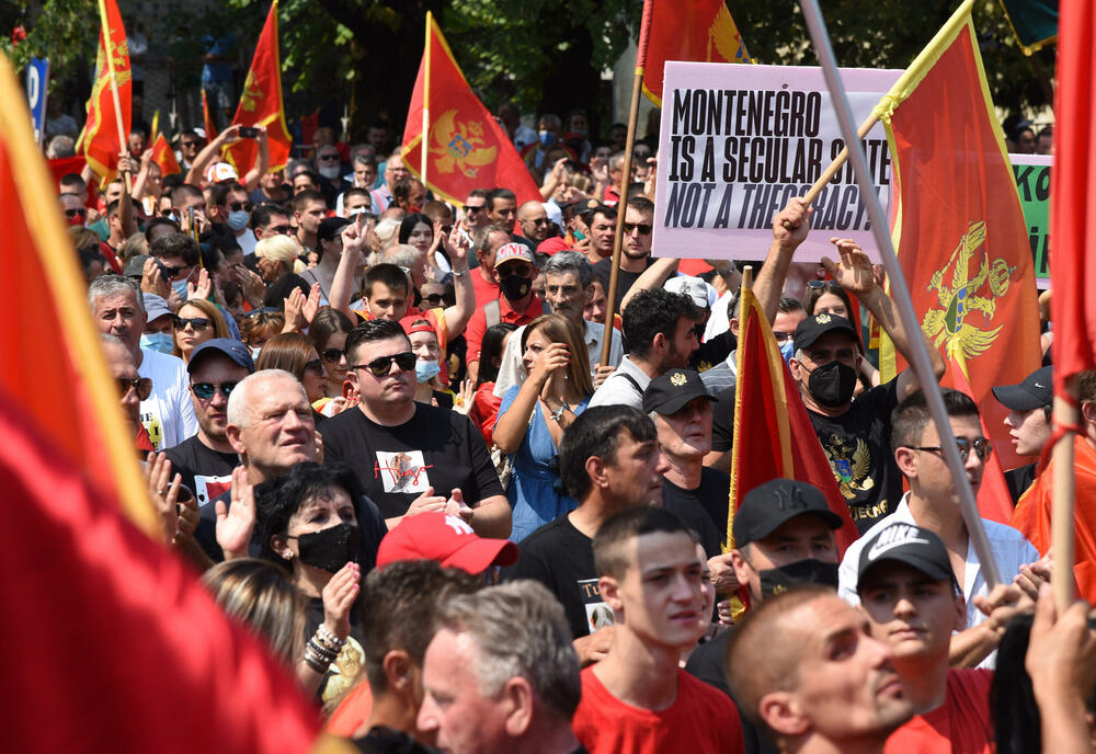 <p>Na Cetinju je danas održan protest protiv ustoličenja vladike Joanikija za mitropolita crnogorsko-primorskog. Ustoličenje Joanikija najavljeno je za 5. septembar u Cetinjskom manastiru. U galeriji fotoreportera Vijesti, Luke Zekovića pogledajte kako je bilo na protestu.</p>