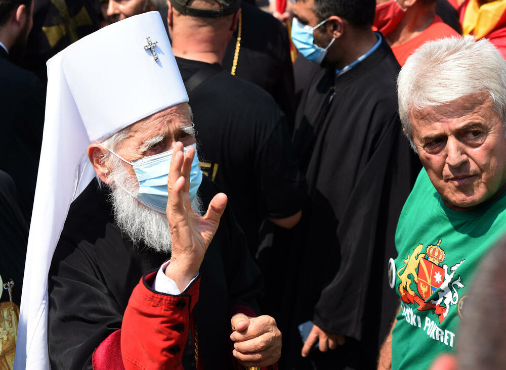 <p>Na Cetinju je danas održan protest protiv ustoličenja vladike Joanikija za mitropolita crnogorsko-primorskog. Ustoličenje Joanikija najavljeno je za 5. septembar u Cetinjskom manastiru. U galeriji fotoreportera Vijesti, Luke Zekovića pogledajte kako je bilo na protestu.</p>