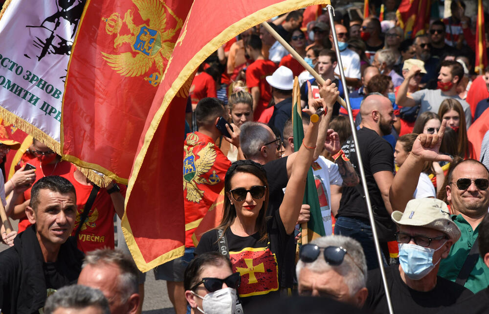 <p>Na Cetinju je danas održan protest protiv ustoličenja vladike Joanikija za mitropolita crnogorsko-primorskog. Ustoličenje Joanikija najavljeno je za 5. septembar u Cetinjskom manastiru. U galeriji fotoreportera Vijesti, Luke Zekovića pogledajte kako je bilo na protestu.</p>