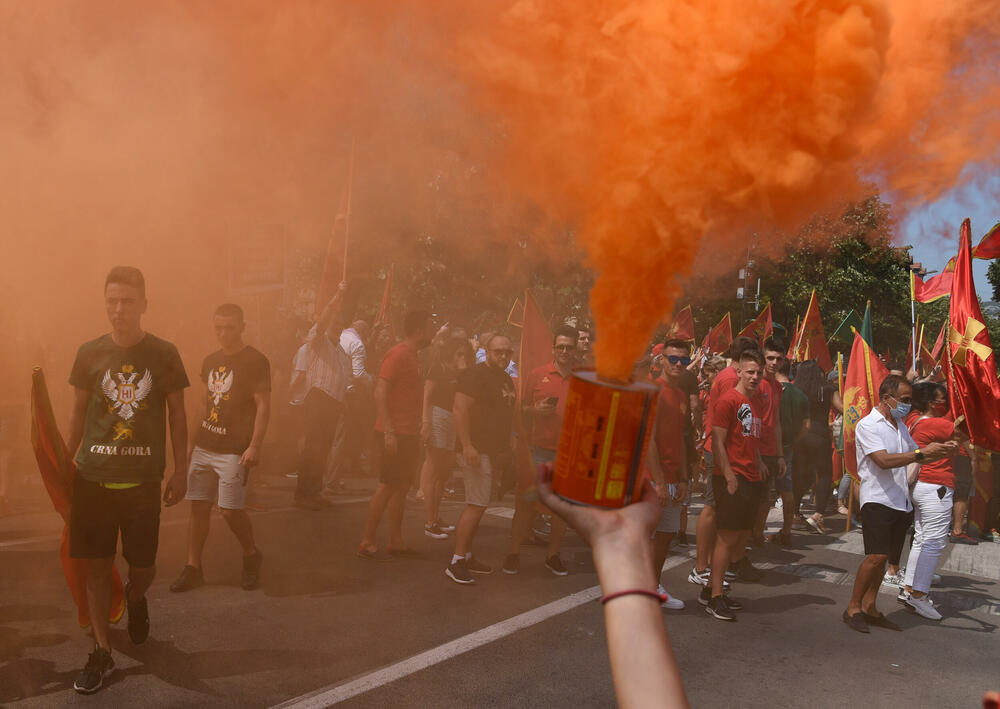 <p>Na Cetinju je danas održan protest protiv ustoličenja vladike Joanikija za mitropolita crnogorsko-primorskog. Ustoličenje Joanikija najavljeno je za 5. septembar u Cetinjskom manastiru. U galeriji fotoreportera Vijesti, Luke Zekovića pogledajte kako je bilo na protestu.</p>
