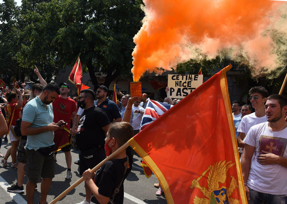 <p>Na Cetinju je danas održan protest protiv ustoličenja vladike Joanikija za mitropolita crnogorsko-primorskog. Ustoličenje Joanikija najavljeno je za 5. septembar u Cetinjskom manastiru. U galeriji fotoreportera Vijesti, Luke Zekovića pogledajte kako je bilo na protestu.</p>