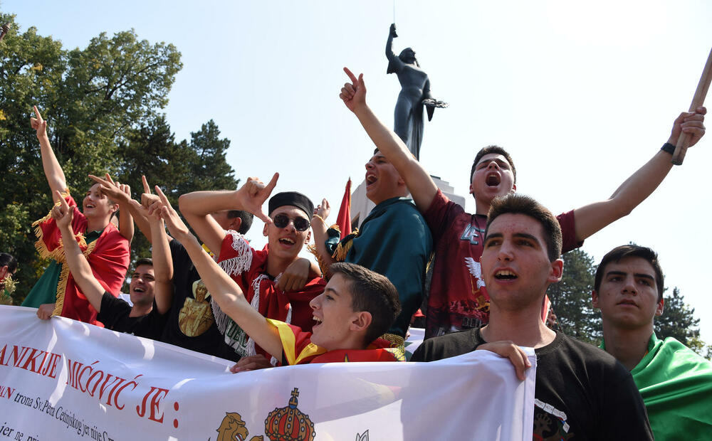 <p>Na Cetinju je danas održan protest protiv ustoličenja vladike Joanikija za mitropolita crnogorsko-primorskog. Ustoličenje Joanikija najavljeno je za 5. septembar u Cetinjskom manastiru. U galeriji fotoreportera Vijesti, Luke Zekovića pogledajte kako je bilo na protestu.</p>