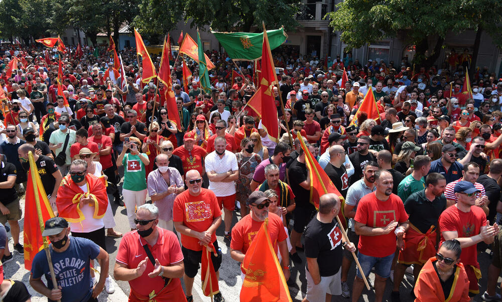 <p>Na Cetinju je danas održan protest protiv ustoličenja vladike Joanikija za mitropolita crnogorsko-primorskog. Ustoličenje Joanikija najavljeno je za 5. septembar u Cetinjskom manastiru. U galeriji fotoreportera Vijesti, Luke Zekovića pogledajte kako je bilo na protestu.</p>