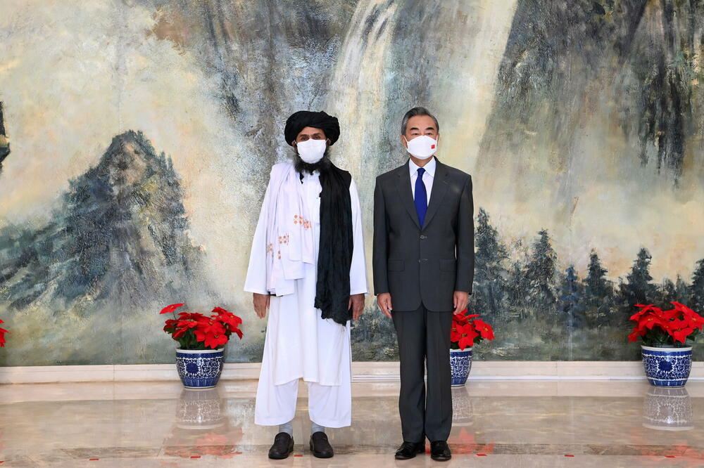 Suosnivač Talibana Mula Abdul Gani Baradar (lijevo) i kineski ministar vanjskih poslova Vang Ji tokom sastanka u Tjanđinu u julu, Foto: Reuters