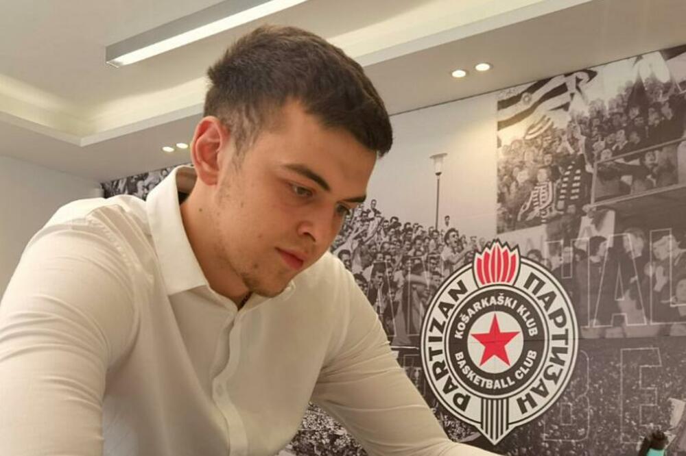Koprivica potpisuje ugovor, Foto: Twitter.com/PartizanBC