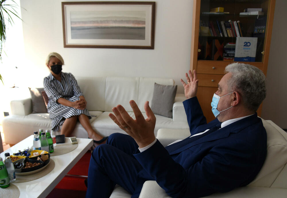 <p>"Vrijednosti koje gajimo, naša misija i vizija nas usmjeravaju naprijed, i bez obzira na sve teške dana i nemile događaje, nećemo odustati od profesionalnog izvještavanja i informisanja građanki i građana", kazala je izvršna direktorica TV Vijesti i kompanije "Daily Press" Marijana Bojanić</p>