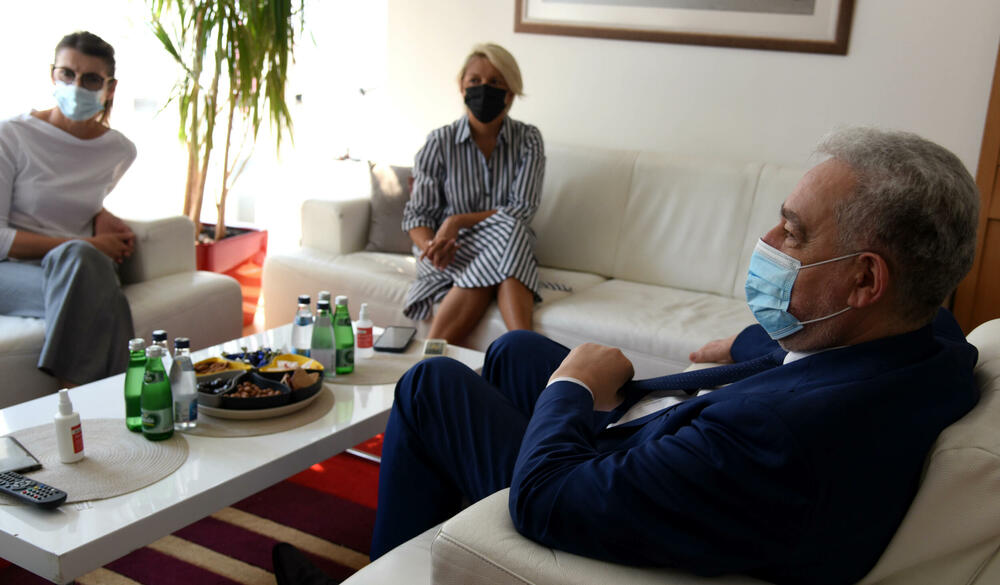 <p>"Vrijednosti koje gajimo, naša misija i vizija nas usmjeravaju naprijed, i bez obzira na sve teške dana i nemile događaje, nećemo odustati od profesionalnog izvještavanja i informisanja građanki i građana", kazala je izvršna direktorica TV Vijesti i kompanije "Daily Press" Marijana Bojanić</p>