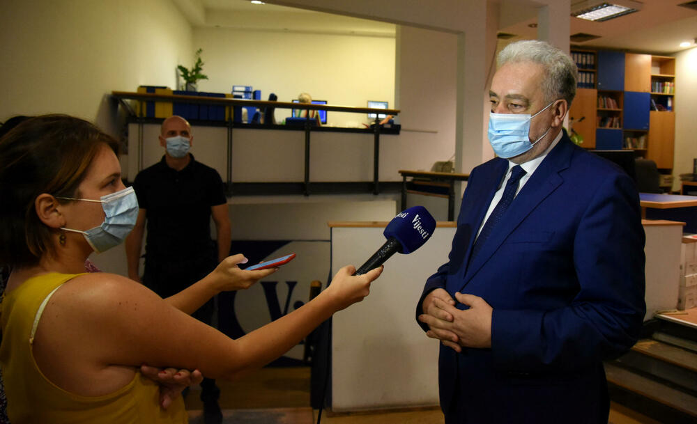 <p>"Vrijednosti koje gajimo, naša misija i vizija nas usmjeravaju naprijed, i bez obzira na sve teške dana i nemile događaje, nećemo odustati od profesionalnog izvještavanja i informisanja građanki i građana", kazala je izvršna direktorica TV Vijesti i kompanije "Daily Press" Marijana Bojanić</p>