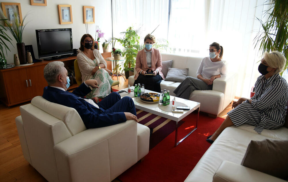 <p>"Vrijednosti koje gajimo, naša misija i vizija nas usmjeravaju naprijed, i bez obzira na sve teške dana i nemile događaje, nećemo odustati od profesionalnog izvještavanja i informisanja građanki i građana", kazala je izvršna direktorica TV Vijesti i kompanije "Daily Press" Marijana Bojanić</p>