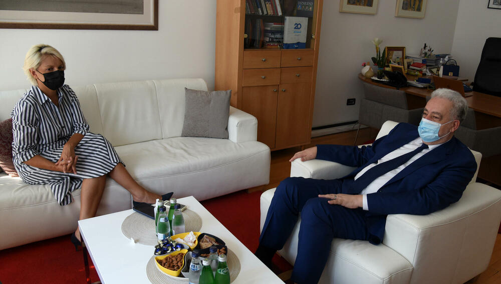 <p>"Vrijednosti koje gajimo, naša misija i vizija nas usmjeravaju naprijed, i bez obzira na sve teške dana i nemile događaje, nećemo odustati od profesionalnog izvještavanja i informisanja građanki i građana", kazala je izvršna direktorica TV Vijesti i kompanije "Daily Press" Marijana Bojanić</p>