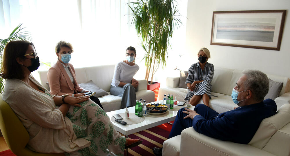 <p>"Vrijednosti koje gajimo, naša misija i vizija nas usmjeravaju naprijed, i bez obzira na sve teške dana i nemile događaje, nećemo odustati od profesionalnog izvještavanja i informisanja građanki i građana", kazala je izvršna direktorica TV Vijesti i kompanije "Daily Press" Marijana Bojanić</p>