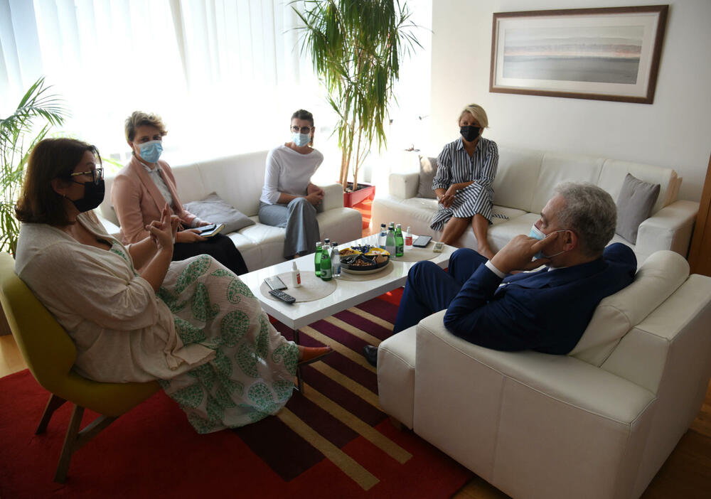 <p>"Vrijednosti koje gajimo, naša misija i vizija nas usmjeravaju naprijed, i bez obzira na sve teške dana i nemile događaje, nećemo odustati od profesionalnog izvještavanja i informisanja građanki i građana", kazala je izvršna direktorica TV Vijesti i kompanije "Daily Press" Marijana Bojanić</p>